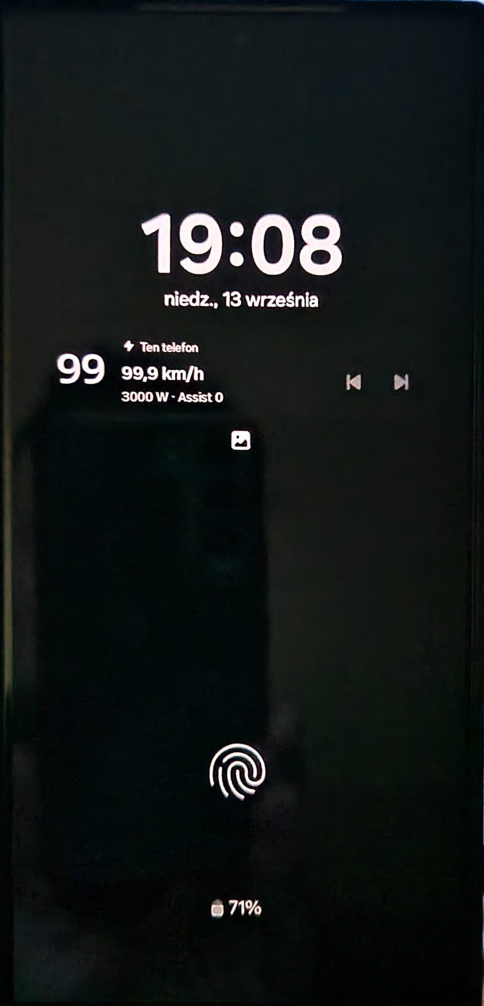 Lock screen AOD showing speed, power and assist level