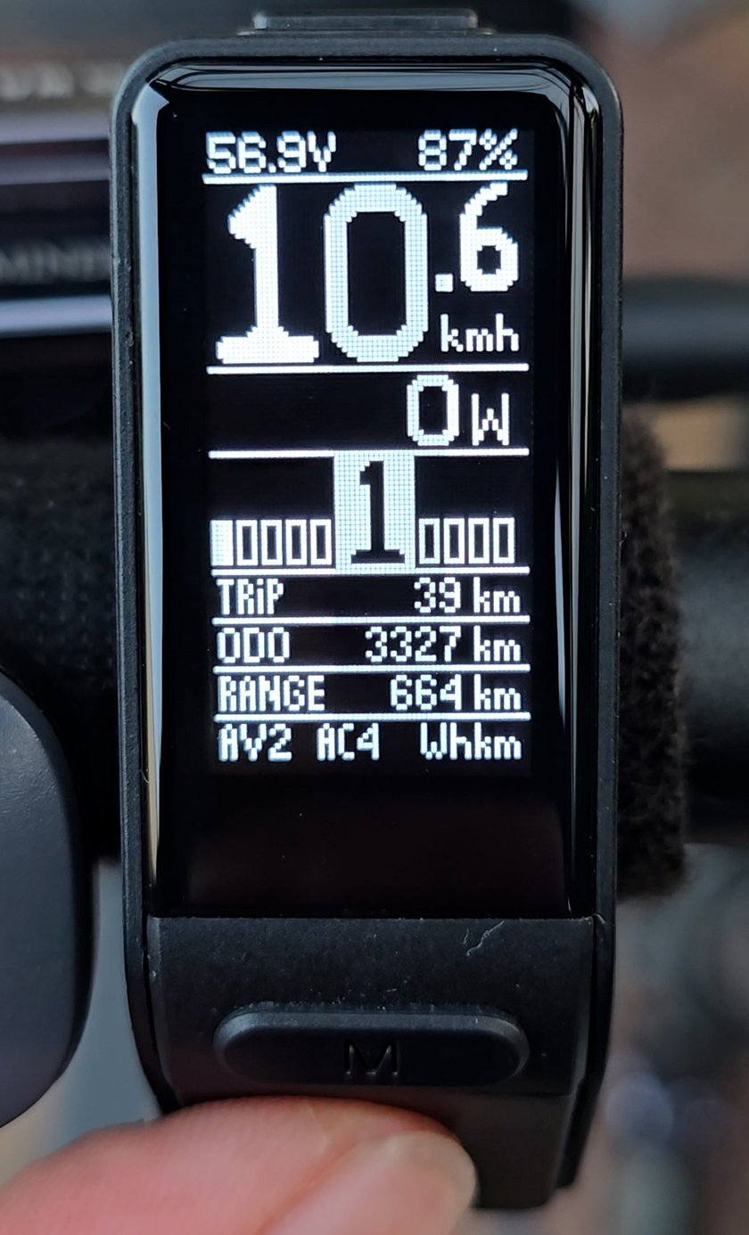 SW102-Cockpit mit Geschwindigkeit, Leistung, Unterstützungsstufe, Trip und Reichweite
